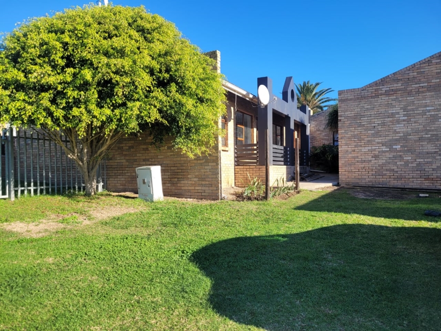 To Let 3 Bedroom Property for Rent in Wavecrest Eastern Cape